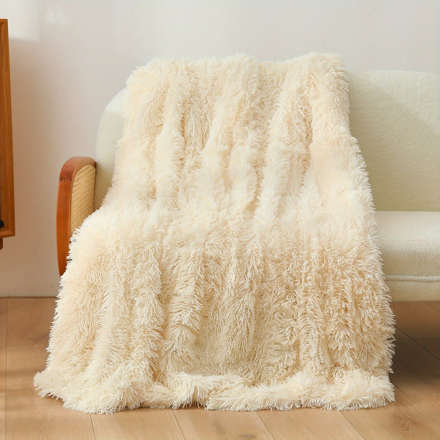 Soft and warm flannel blanket suitable for all seasons - Ideal for couch, sofa, office, bed, camping, and travel purposes.