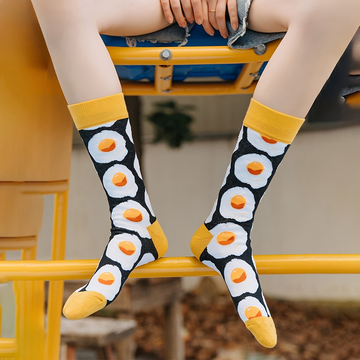 Women's medium socks with a fried egg burger pattern, suitable for both men and women. Ideal for daily wear and trendy casual styles.