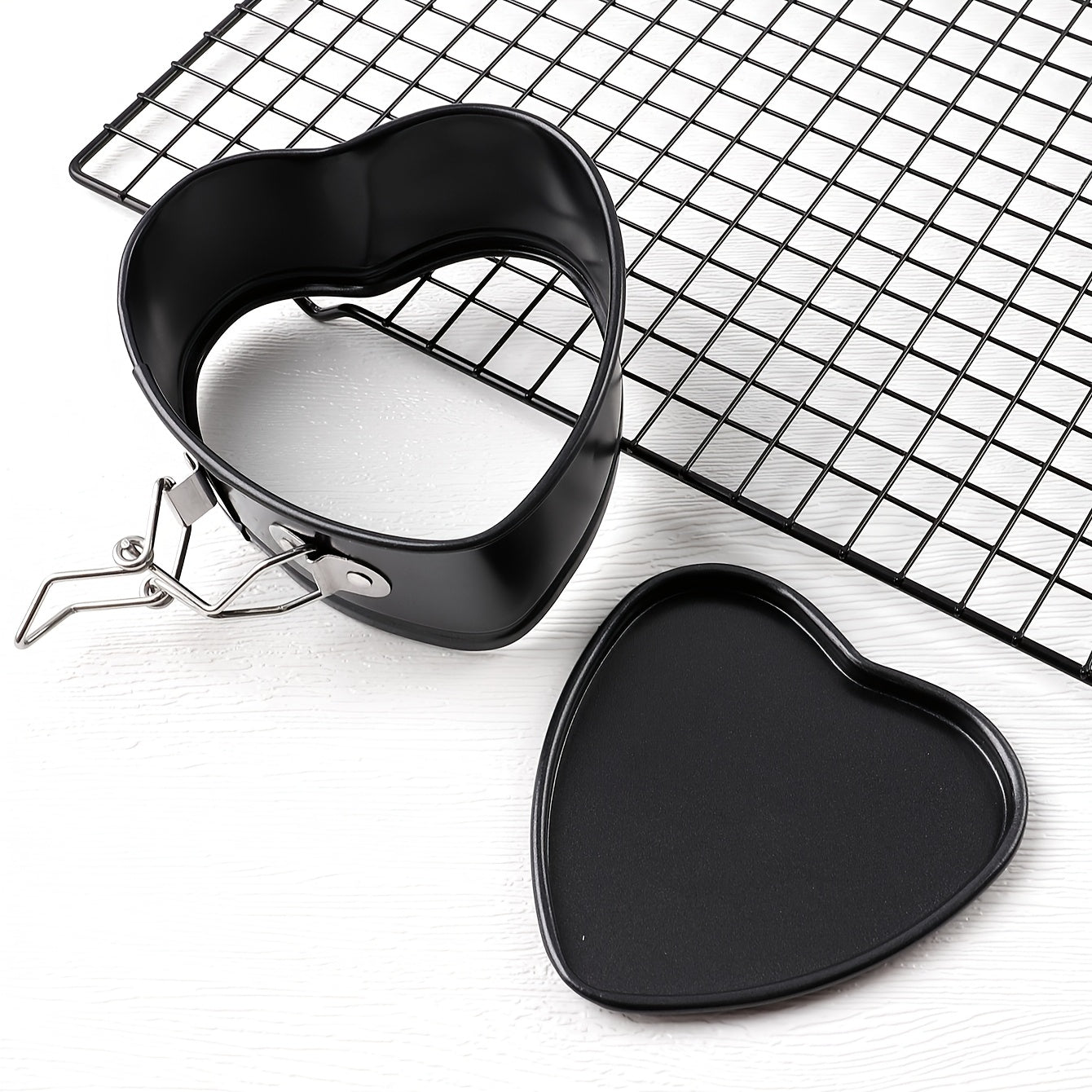 Valentine's Day Heart-Shaped Baking Pan - Non-Stick Cast Iron Mold Set for Romantic Desserts. Perfect for Special Occasions. Secure Clasp Feature for Easy-Release. Kitchen Essential.