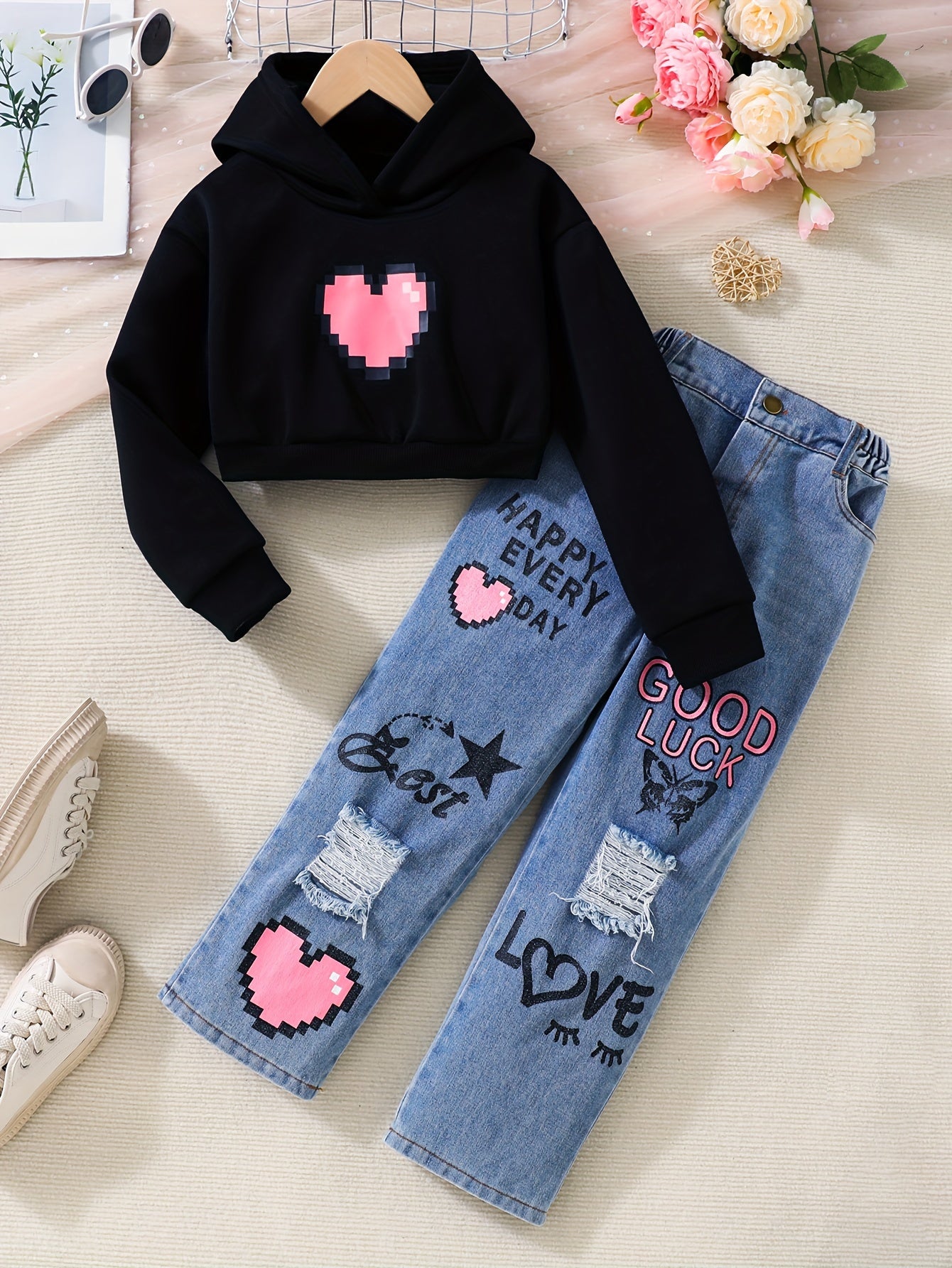 Girls' 2-piece set includes a short hoodie with love print and denim jeans for a fashionable and sporty look in autumn and winter.