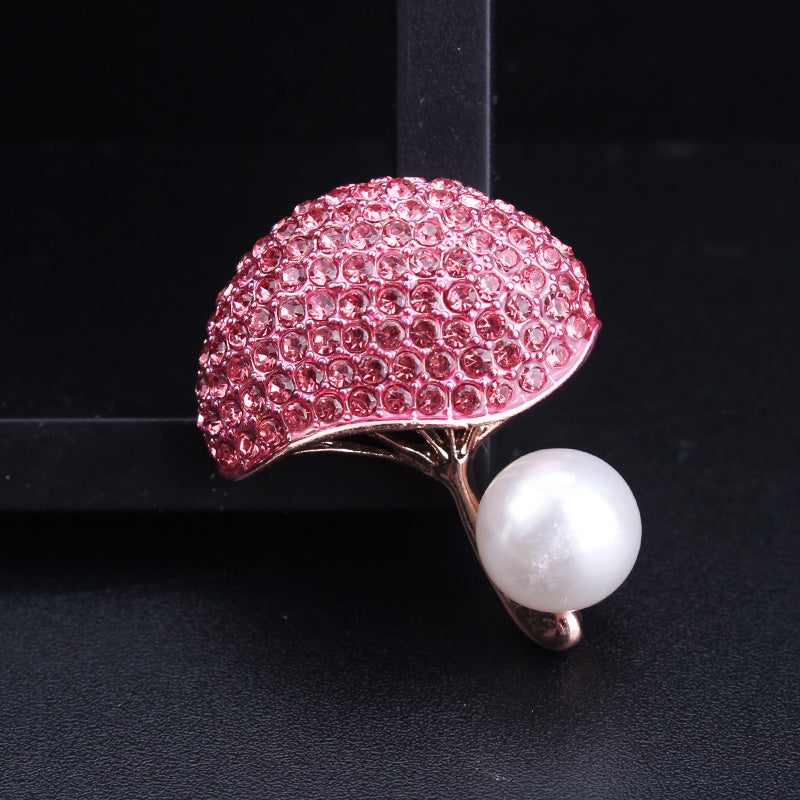 Beautiful and stylish vintage mushroom brooch adorned with sparkling rhinestones - Unique irregular design, ideal for adding flair to dresses and sweaters.