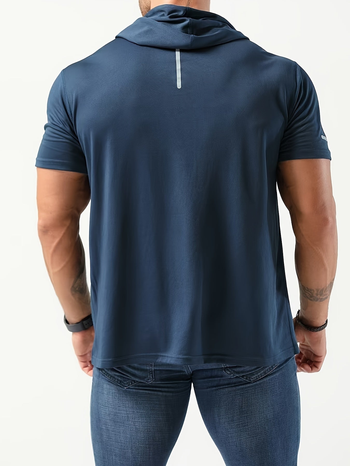 Casual hooded t-shirt for men, ideal for running and workouts, made of breathable polyester with drawstring and reflective detail.