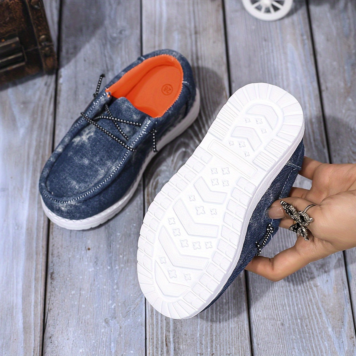 Stylish casual shoes for boys with elastic laces, denim-texture upper, and EVA sole. Ideal for daily wear in spring and fall, perfect for trendy youngsters.