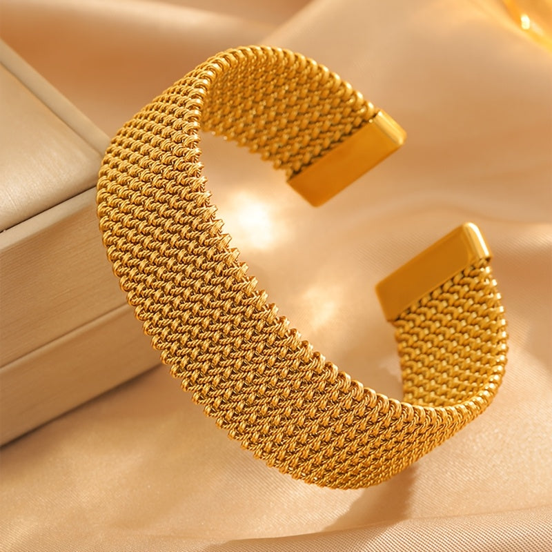 Get your hands on our elegant and fashionable classic cuff bracelet, suitable for everyday wear and parties. This vintage 18K gold-plated stainless steel braided mesh bracelet is perfect for both men and women.