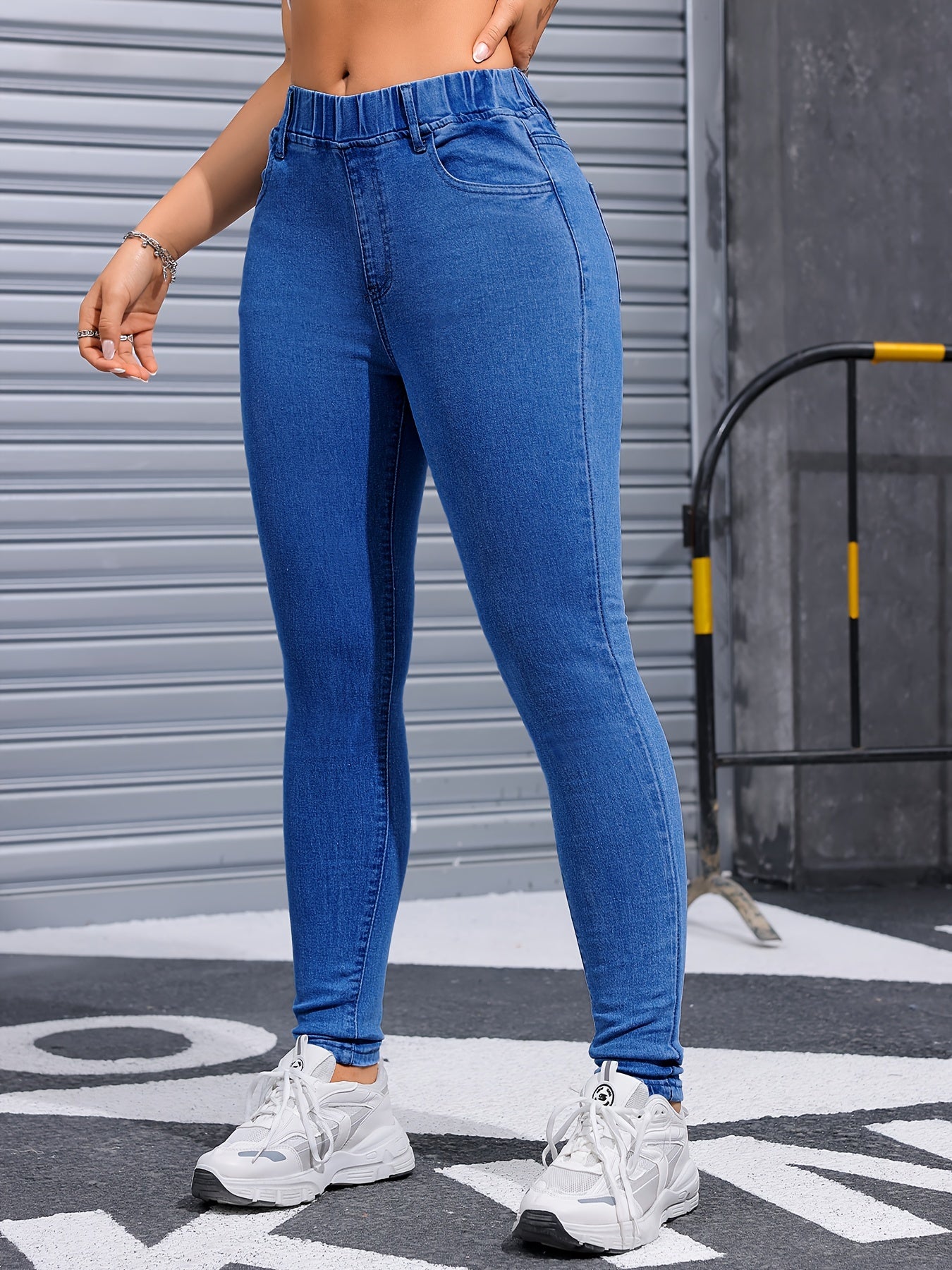 Stretchy skinny jeans for women, versatile for all seasons, in solid washed denim with polyester and elastane.