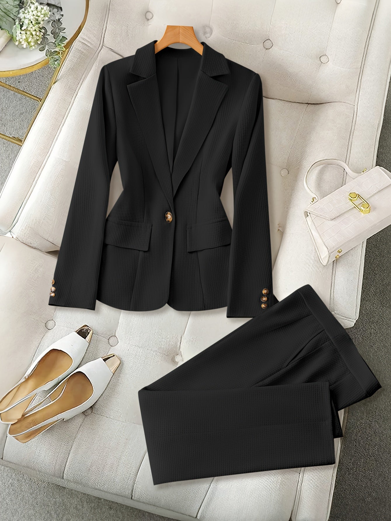 Long pants and buttoned blazer for women in solid color for autumn and winter.