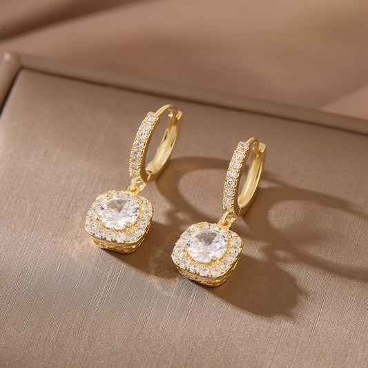 Luxurious and elegant, these 925 sterling silver Moissanite drop earrings are perfect for women on all occasions. With a gold plating and 6.5mm size, they are the perfect accessory for daily wear or special events such as weddings, parties, banquets