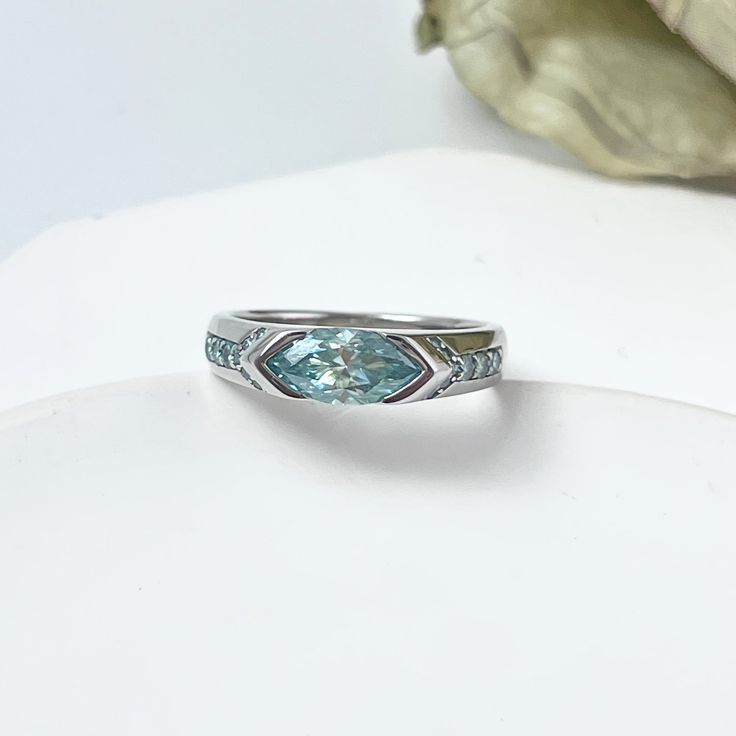 Luxurious 1 piece of S925 Sterling Silver Moissanite Marquise Ring, featuring Silver Plating and an Elegant Preppy Style. With a stunning 1.26 carat Moissanite stone and weighing 4.5 grams, this ring is perfect for daily wear or special occasions such as