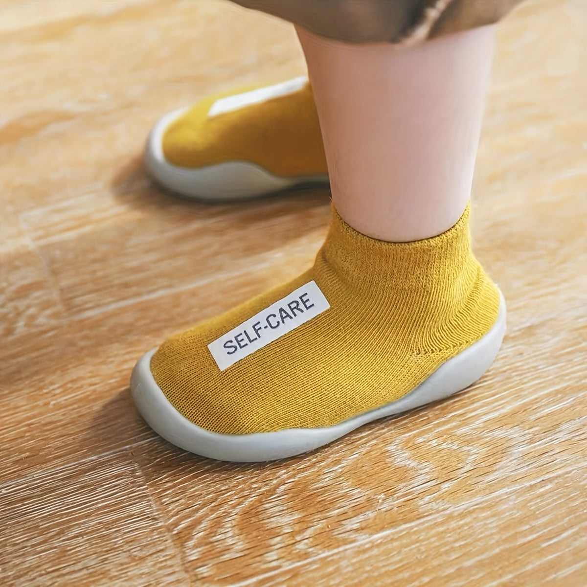 Boys' slip-on sock shoes: comfortable, breathable, non-slip for indoor use all year round.