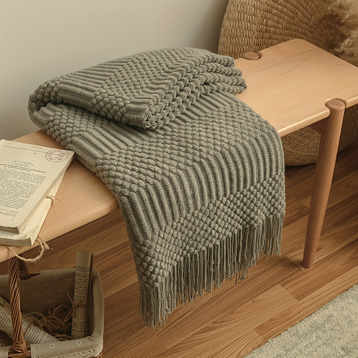 Soft and warm throw blanket for all seasons, perfect for the sofa, bed, car, or as a bed tail blanket. Features knitted tassels and multifunctional design.