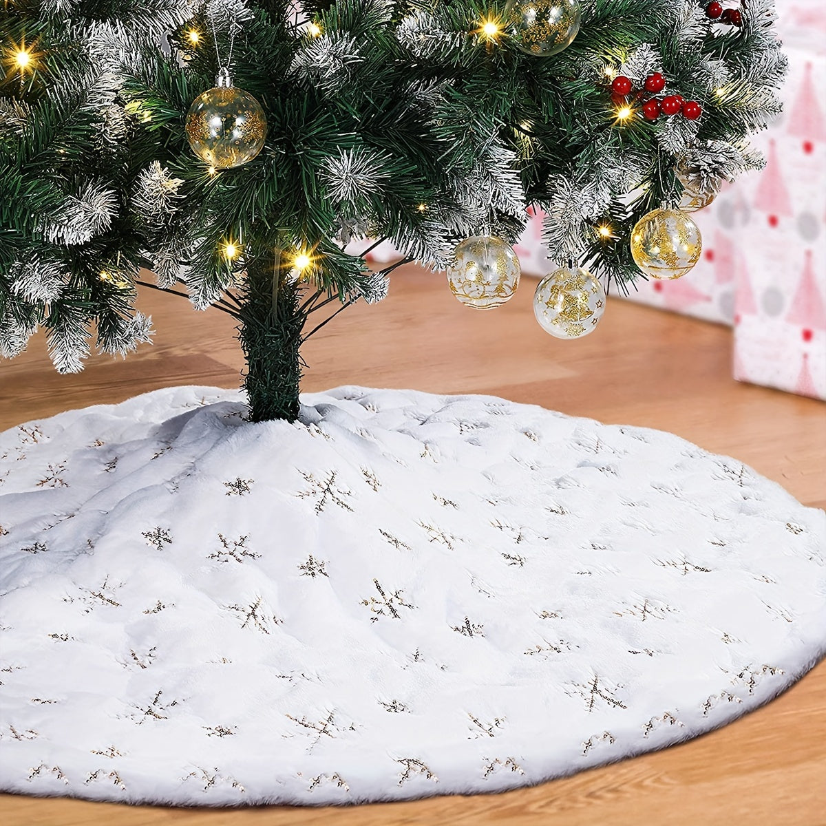 Add a touch of luxury to your Christmas décor with the Qicai Xiaolu Luxurious White Christmas Tree Skirt. Available in multiple sizes, this tree skirt features a beautiful golden/silver snowflake design and faux rabbit fur trim. Perfect for home