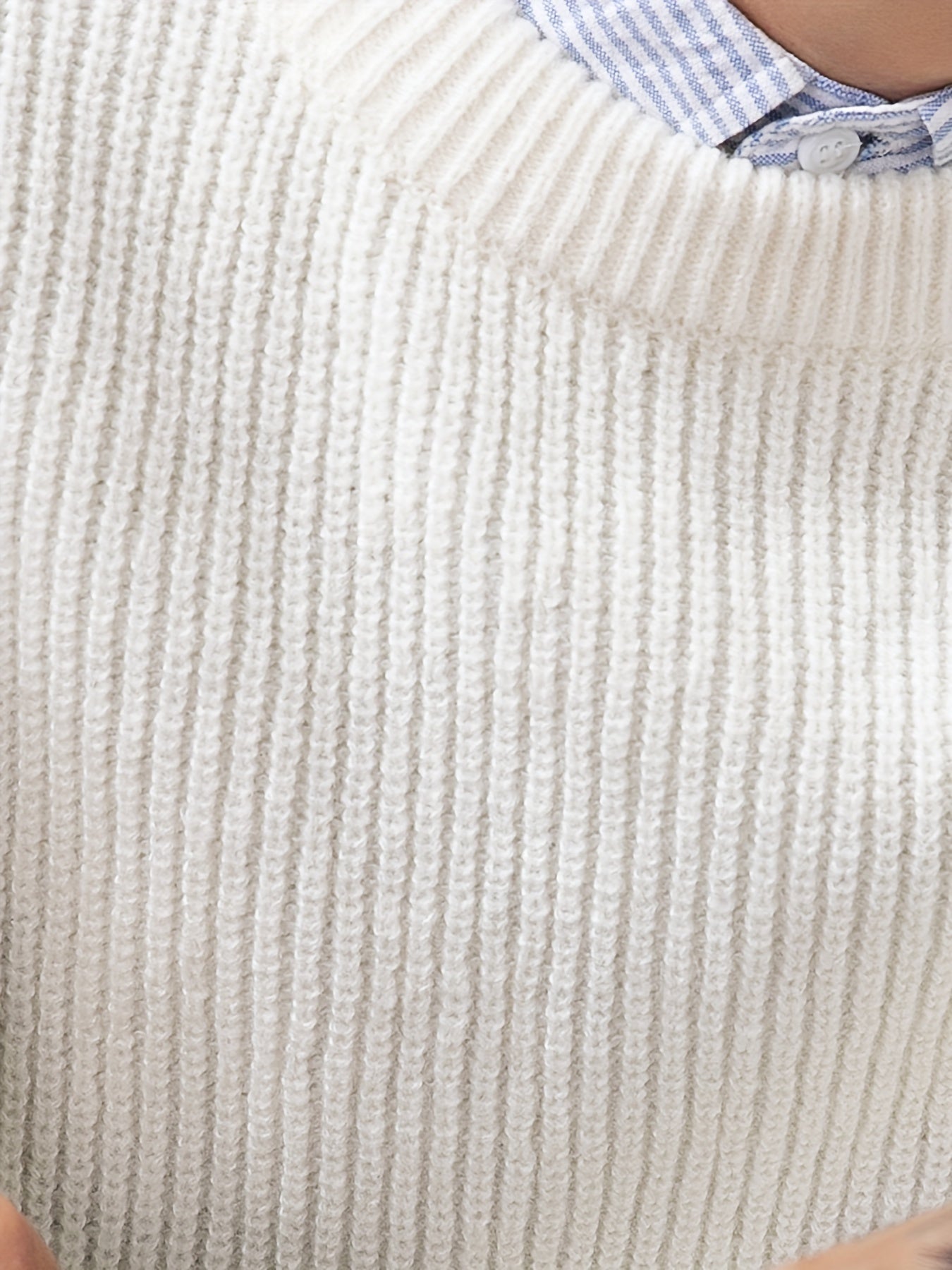 Casual men's sweater with loose fit ribbed knit and round neck for fall/winter wear.