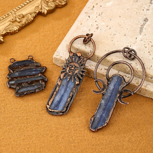 Qo'l bilan tayyorlangan kyanite kristal pendant vintage boho uslubida - tabiiy tosh va misdan tayyorlangan, DIY zargarlik loyihalari uchun qishloq uslubidagi qoplama bilan. Har xil mavsumlar uchun mos, partiyalar va banketlar uchun ideal uniseks dizayn.