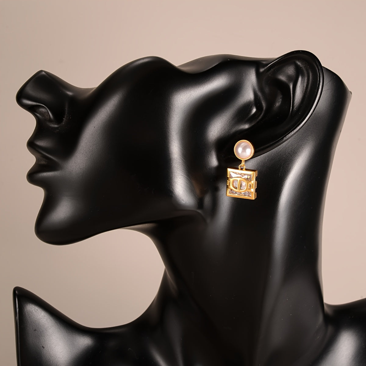 Square pearl drop earrings in vintage French style featuring a 925 silvery needle, lustrous freshwater pearl inlay, and a copper body. Ideal for everyday wear or as a thoughtful gift.