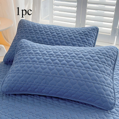 A quilted pillowcase that safeguards the pillow core and acts as a barrier against oil, dirt, and saliva in both hotels and homestays.