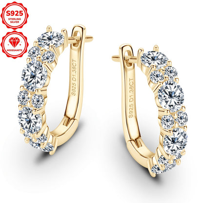 Elegant and luxurious, these hoop earrings are made of 925 sterling silver plated with synthetic moissanite stones. With a 14K golden finish, these earrings feature a total silver weight of 2.36g and are adorned with 4mm and 2mm stones totaling 1.38ctw.