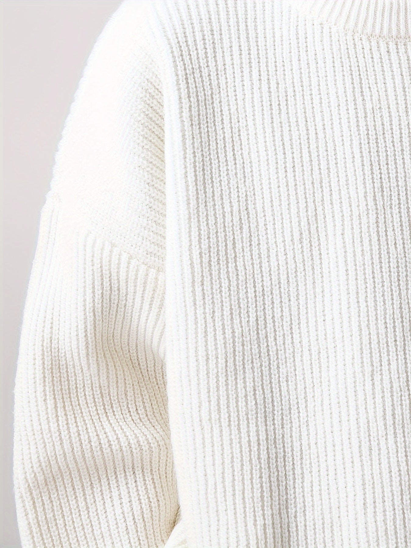 Casual men's sweater with loose fit ribbed knit and round neck for fall/winter wear.