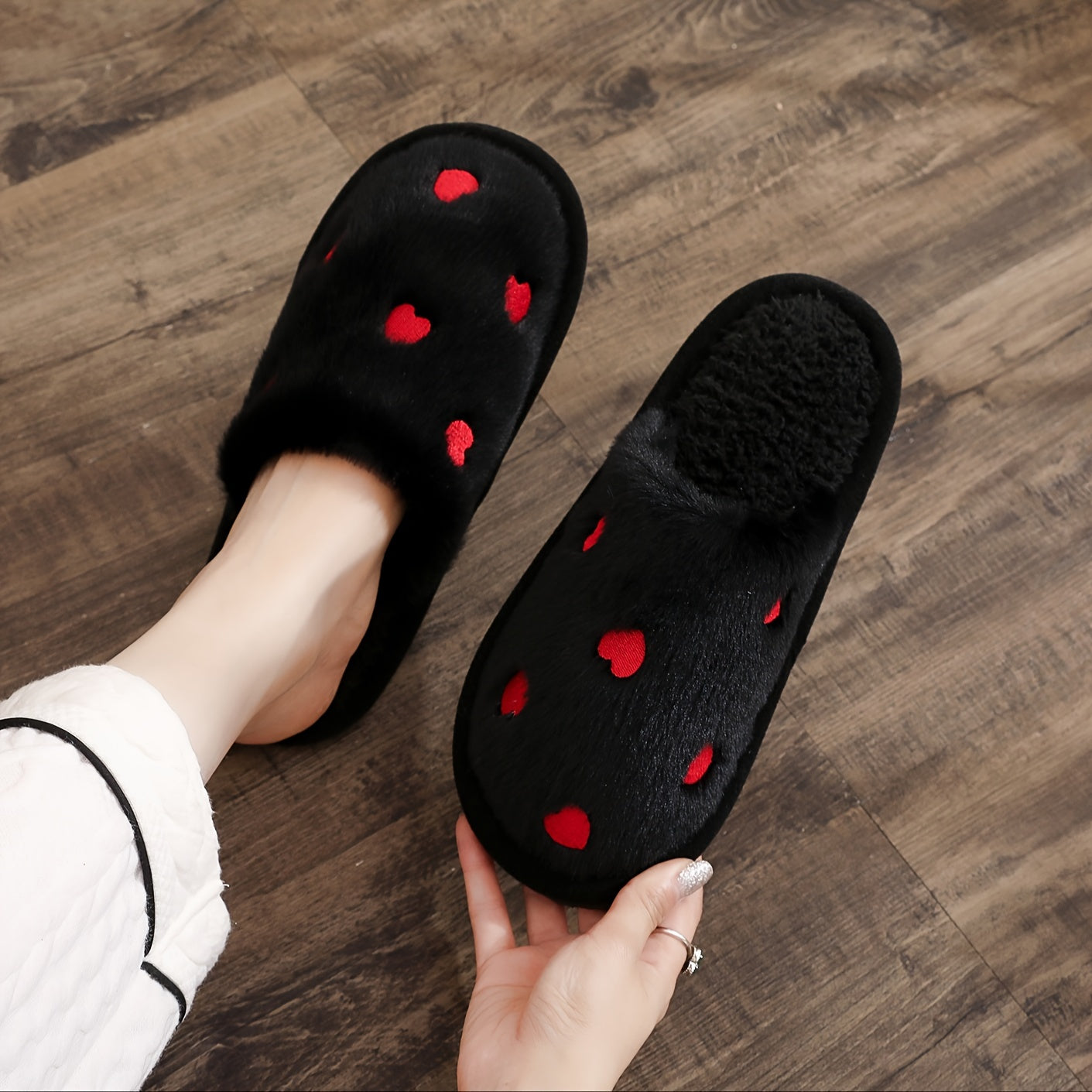 Women's Heart Pattern Plush Slippers - Cozy indoor footwear with non-slip sole, hand washable.