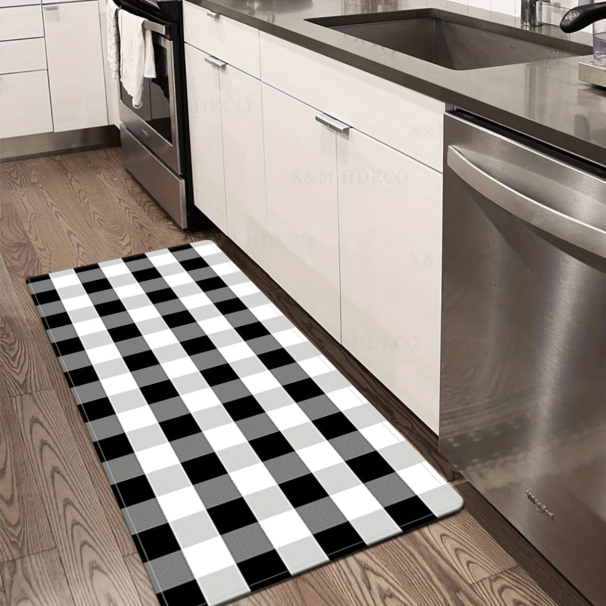 Square gradient black and white rugs, featuring a modern print design. These rugs are ideal for use as door mats, anti-slip mats, kitchen rugs, and can be placed in entrances, kitchens, and bathrooms. Available in 5 different sizes: 40x60cm, 50x80cm