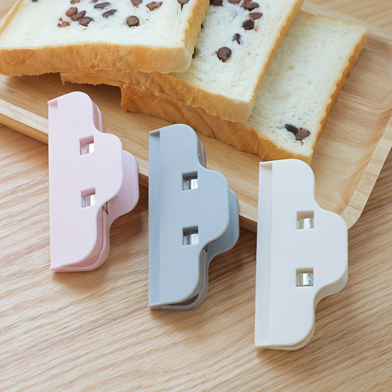 3 pieces or 5 pieces of sealing clips for the kitchen, designed specifically for sealing snacks and food bags. These strong plastic clips provide a tight seal to keep your food fresh and protected from moisture. The set includes both regular-sized and