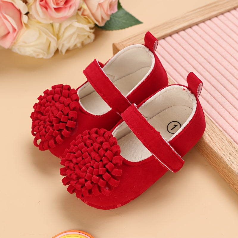 Girls' spring and autumn shoes for ages 0-1 with cute flower decorations and soft soles for comfortable first steps.