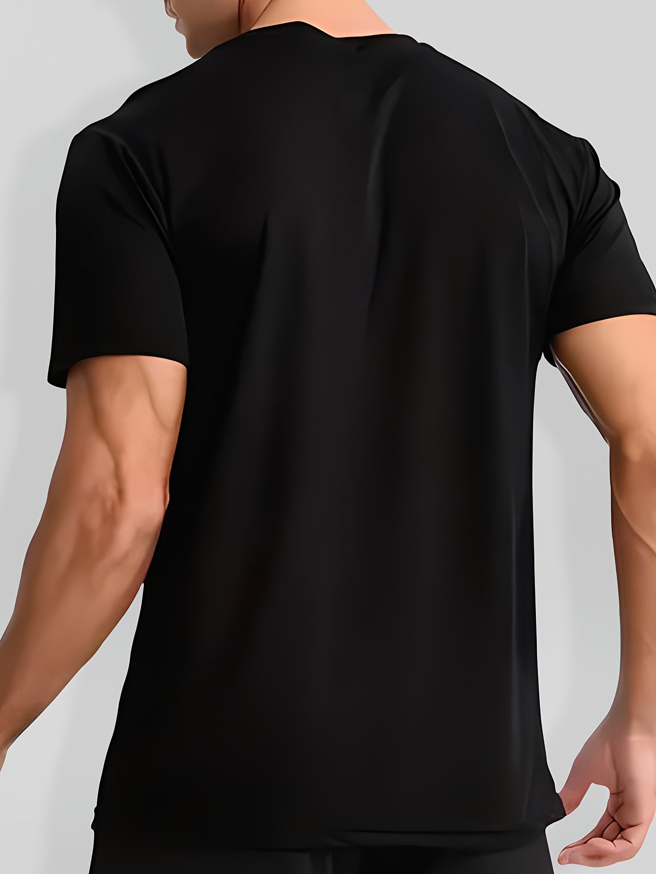 Men's loose fit gradient t-shirt with breathable mesh, short sleeves, round neck - perfect for a sporty and casual summer look.