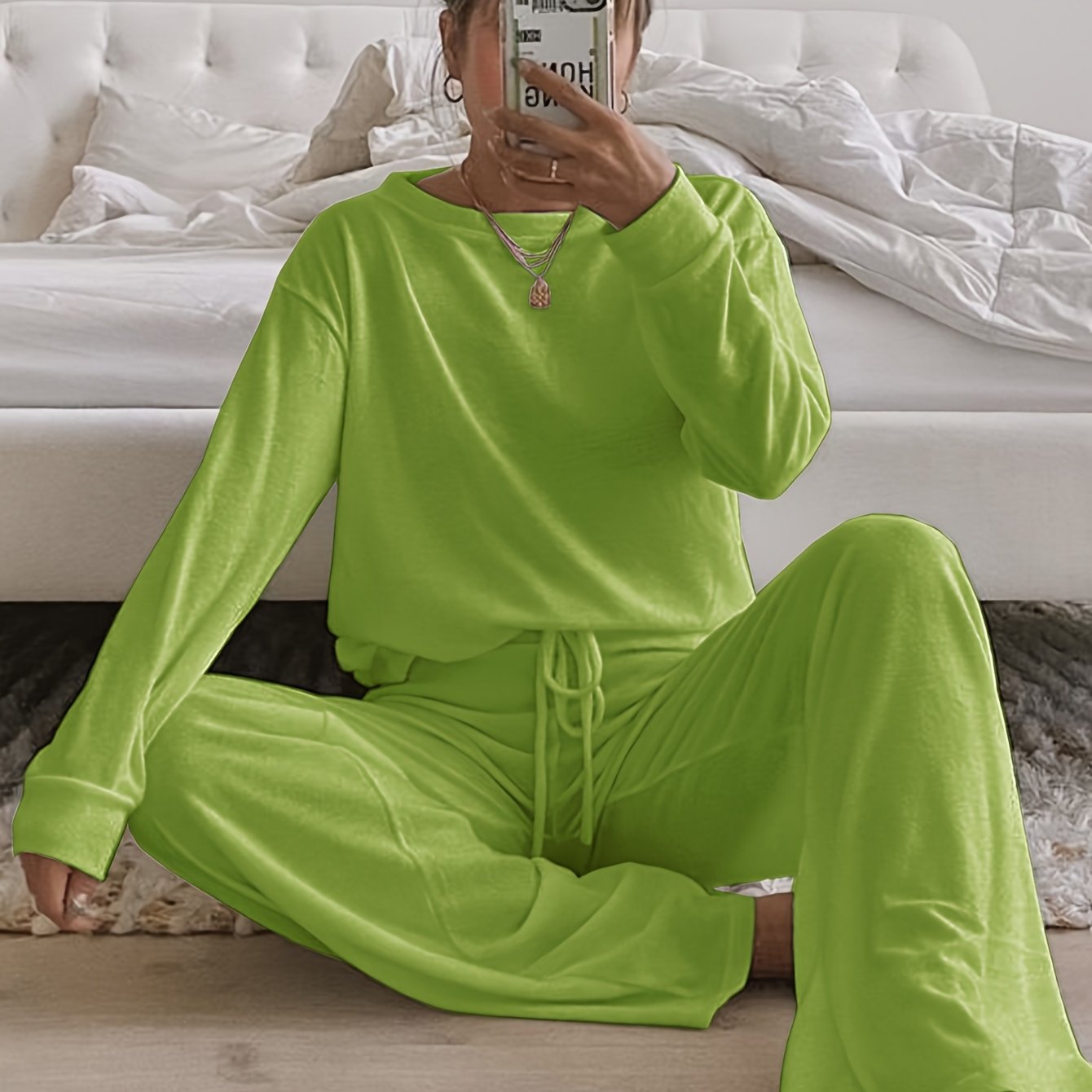 Cozy women's loungewear set in brushed fabric, solid color, round neck, long pants suit made of polyester for adults in autumn/winter season.