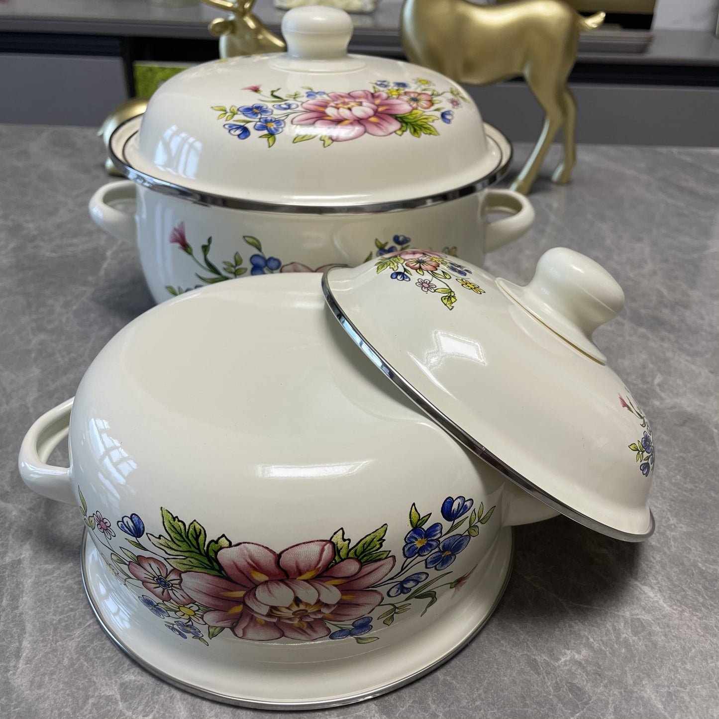 This 3-piece Enamel Cookware Set features a beautiful Floral Design, including pots perfect for soup, stew, and boiling. These versatile pots are ideal for use in the kitchen, and can be used on gas, electric stoves, and open fires. Please note that they