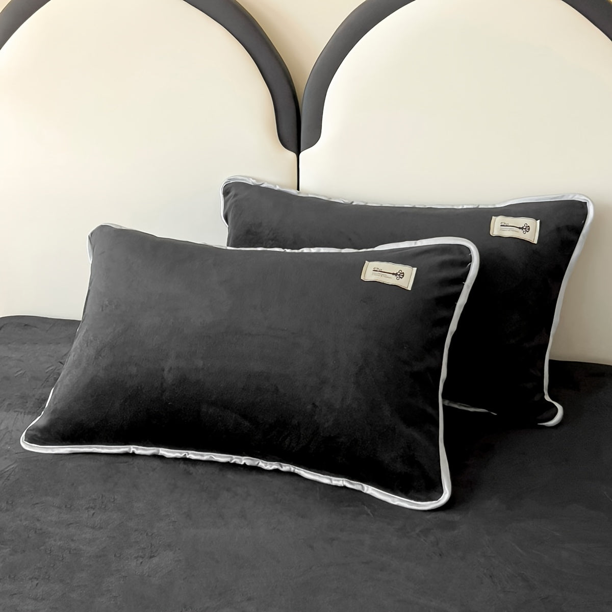 Experience ultimate comfort and warmth this autumn and winter with the luxurious Crystal Velvet Pillowcase.