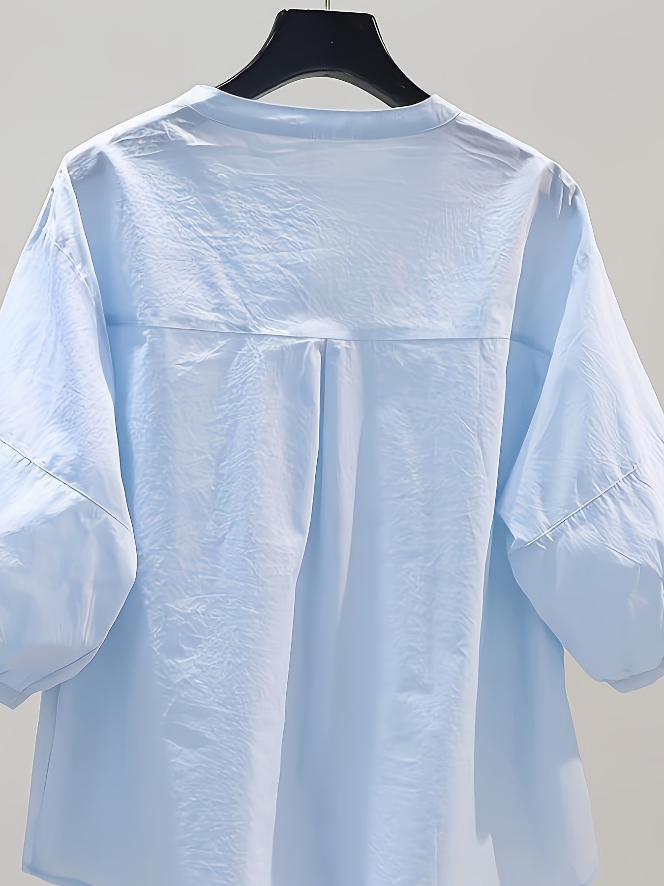 Casual lantern sleeve shirt with slimming design and belly covering, featuring seven-fourth sleeves.