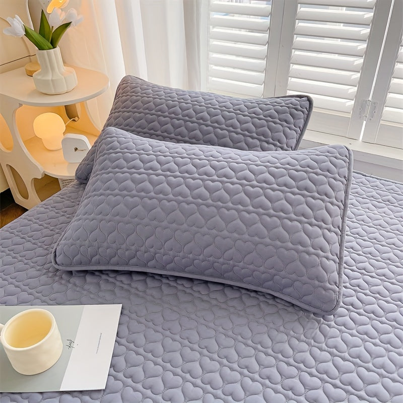 Two quilted pillowcases with waterproof lining, designed to be thick, oil-resistant, and machine washable in a stylish white and light gray color. Featuring an envelope closure, these pillowcases measure 48.26x76.2 cm and are perfect for home, hotel, or