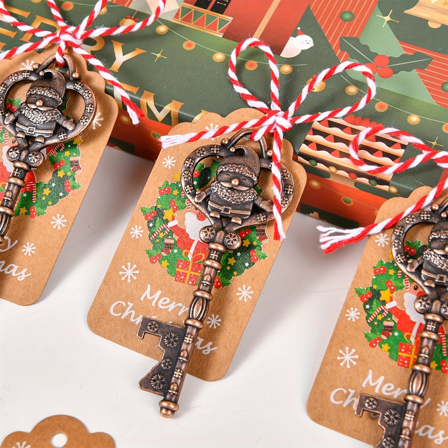 10 Santa Claus themed bottle openers for Christmas festivities, complete with cards and ropes. Perfect party favors for guests.