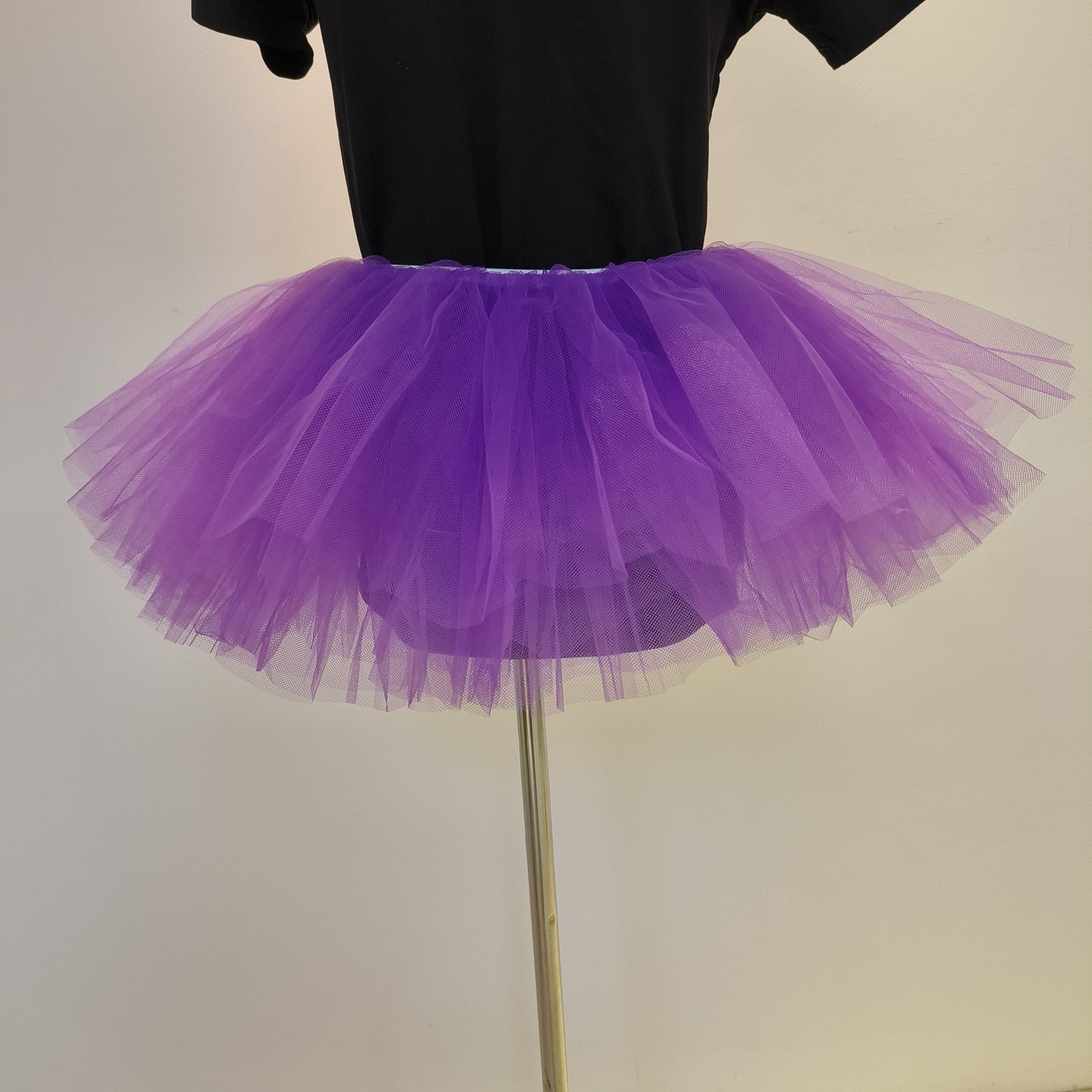 Get ready to party with this Fluffy 80s Tutu Skirt! Perfect for women and teens, this elastic waist skirt features 5 layers of tulle for an ultra-fluffy look. Ideal for Halloween, costume parties, and holiday festivities like Christmas.