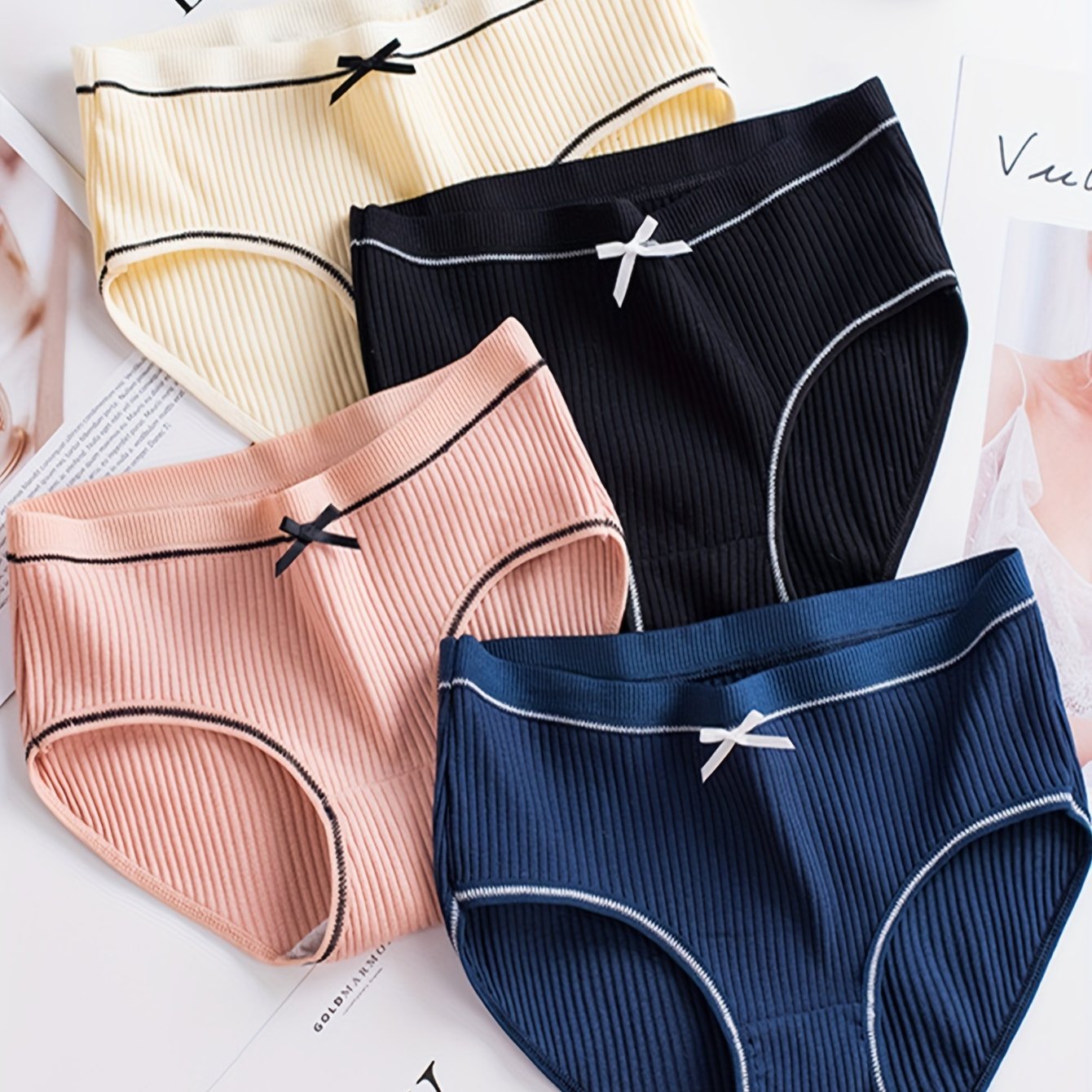 4 pieces of bow-decorated seamless briefs with contrast trim, made of comfy and breathable stretchy material. Perfect for women's lingerie and underwear.