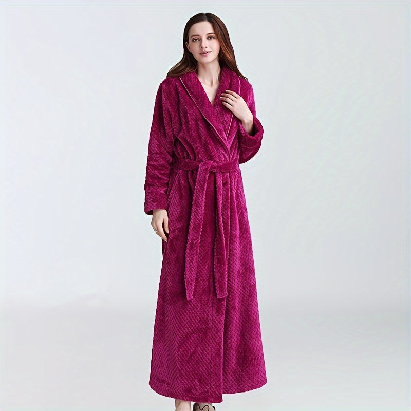 Thick flannel bathrobe with long sleeves and soft coral velvet, ideal for lounging at home or after bathing.