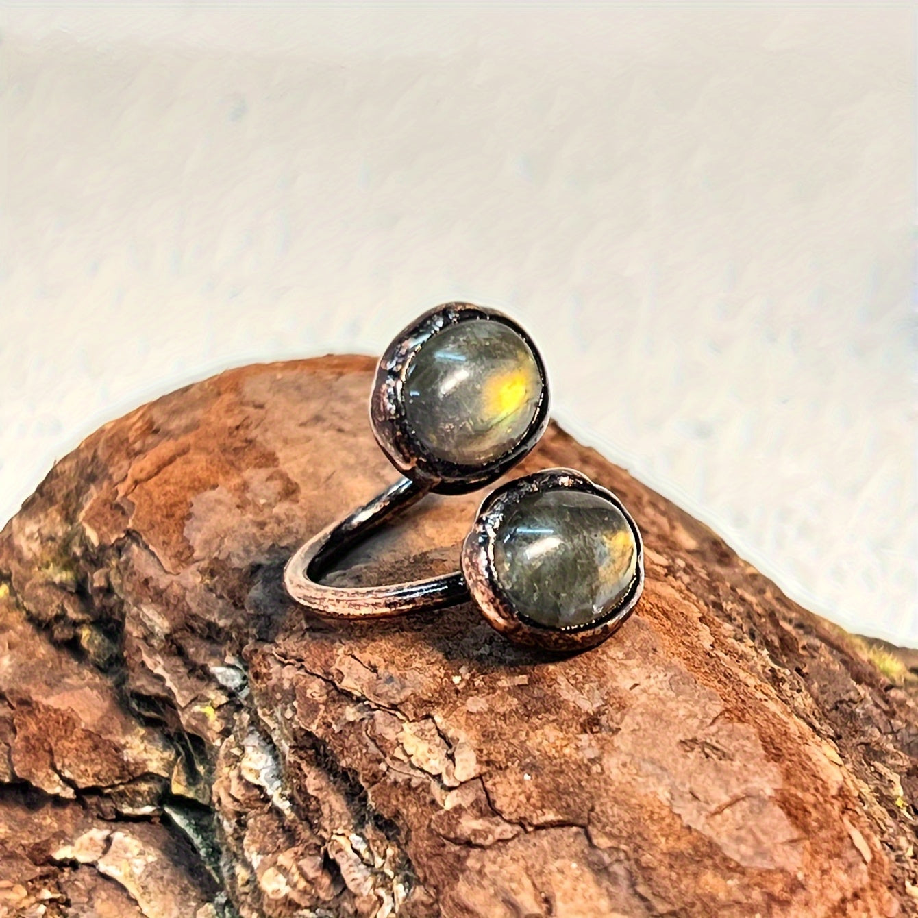 Choose your preferred style from our selection of vintage rings featuring natural stone in irregular shapes, suitable for both men and women to complement your daily outfits or add a unique touch to your party attire.