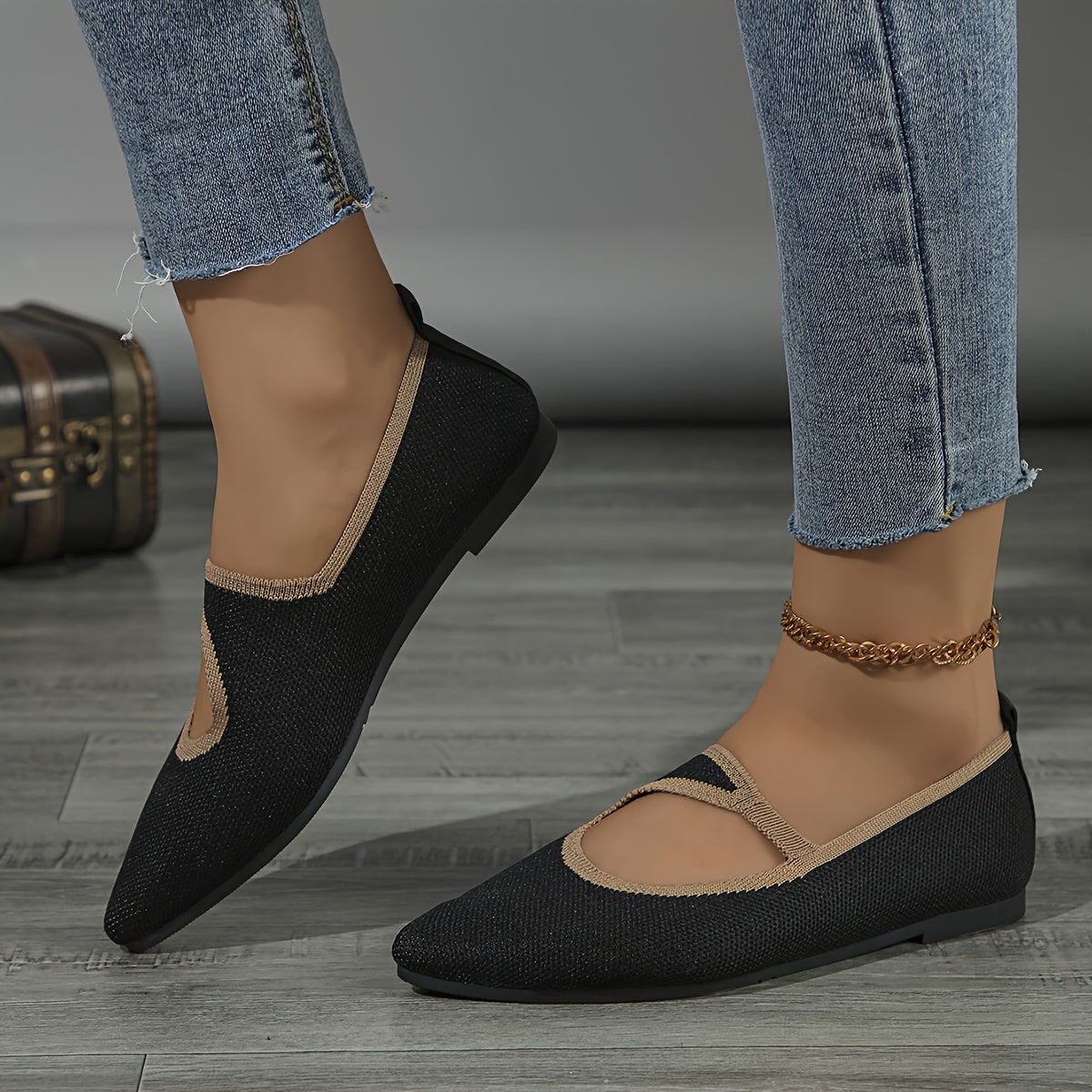 Stylish slip-on flats for women with breathable, comfortable pointed toe and soft sole suitable for all seasons.