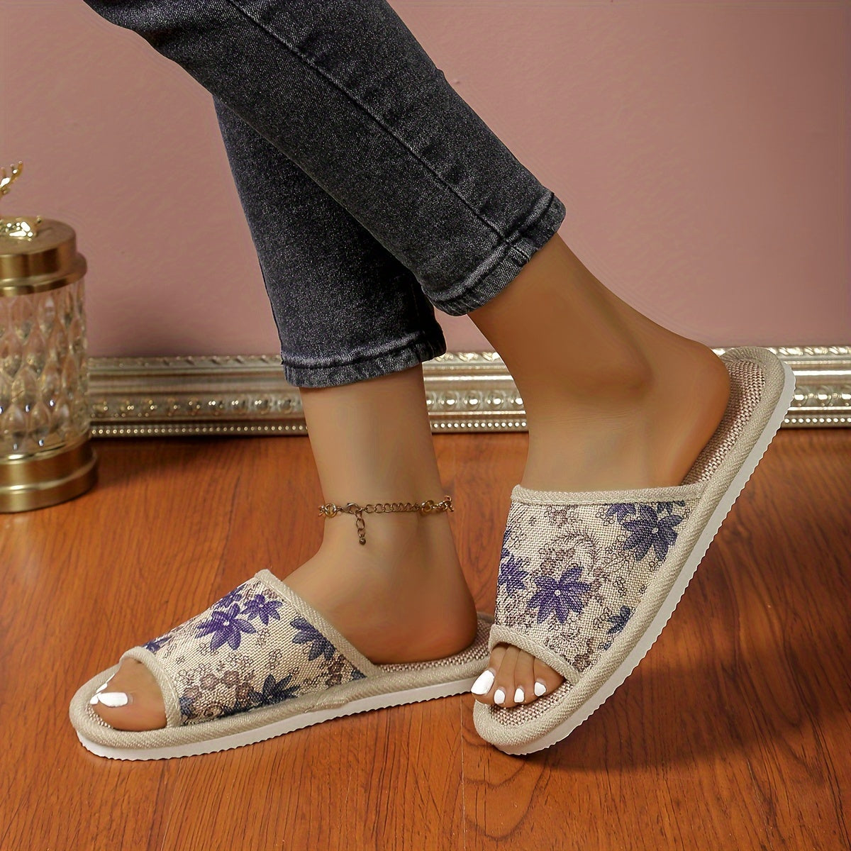 Breathable linen slippers with blue floral design, suitable for all seasons. Features EVA sole, fabric lining, and can be handwashed or dry cleaned. Casual home footwear for men and women.