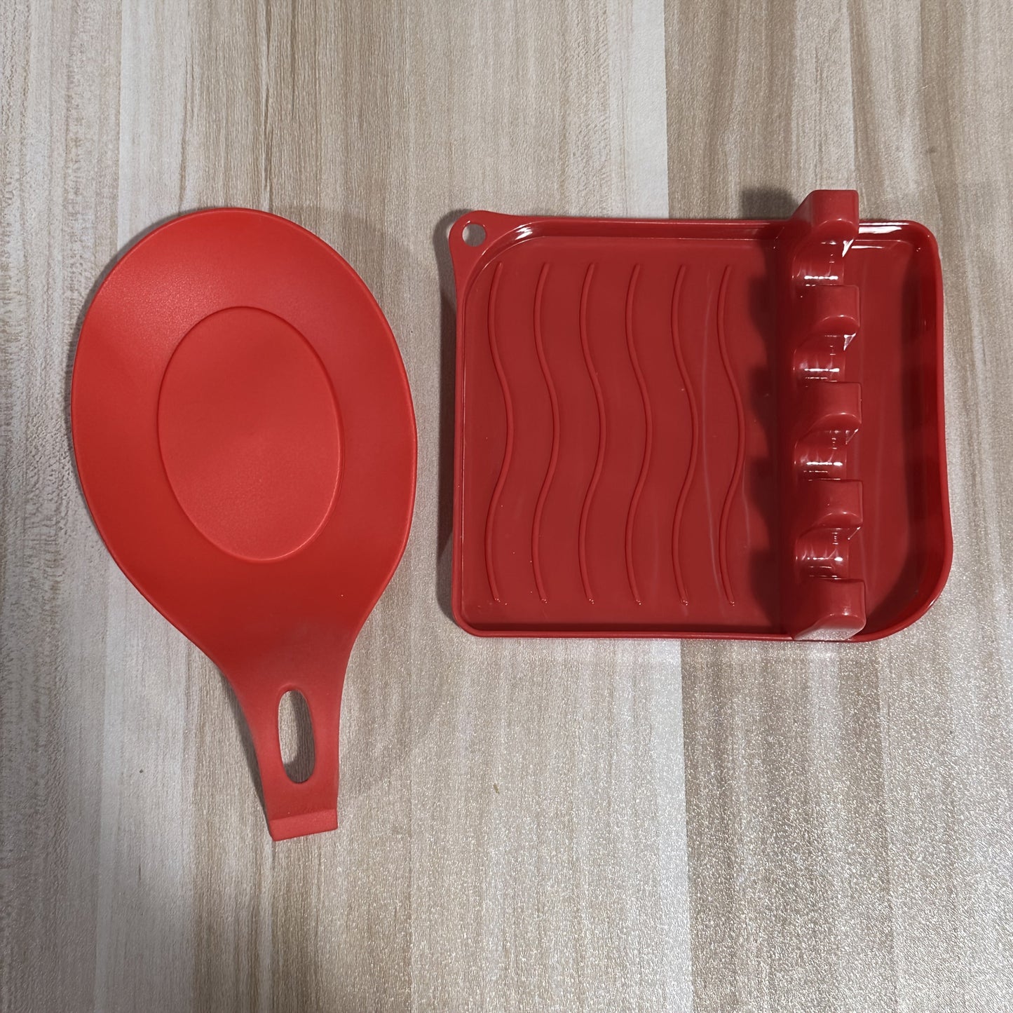 Kitchen Organizer Set includes a sturdy plastic spatula and utensil holder. Easily wall-mounted without the need for drilling, this space-saving design provides convenient storage for your kitchen essentials.