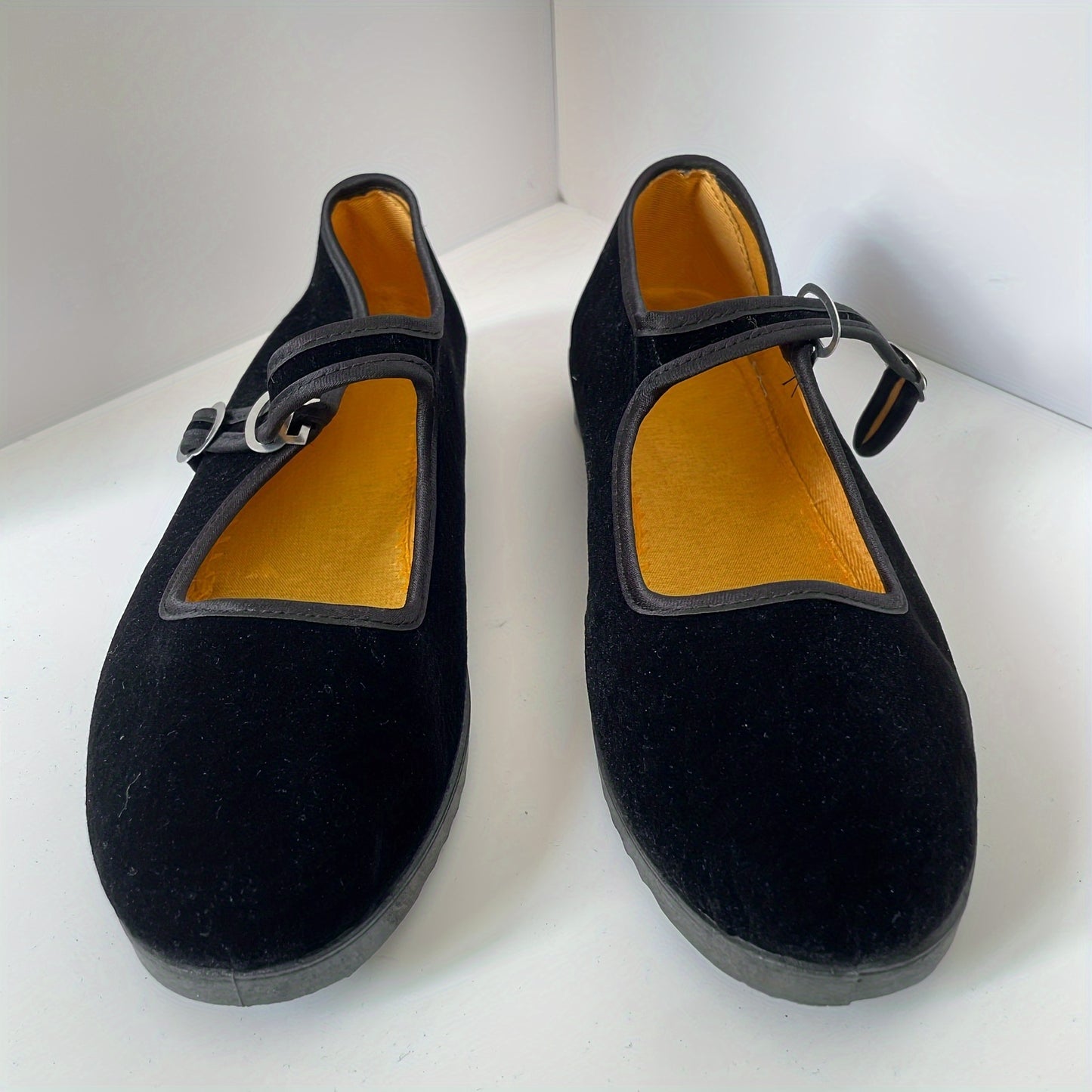 Breathable women's flats with soft sole, round toe slip-on shoes for work and dance, made of lightweight fabric with PVC sole.