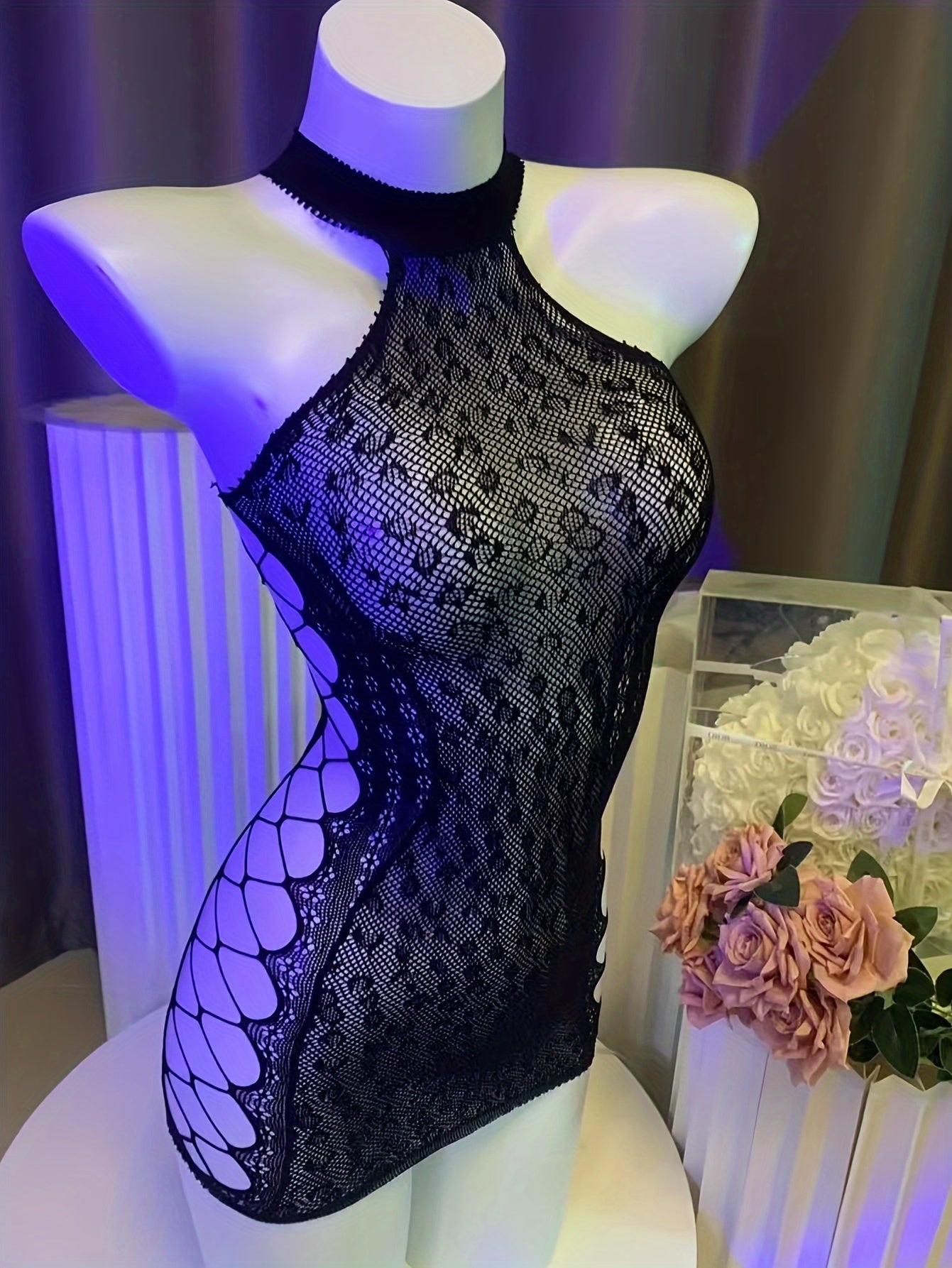 Chic baliq to'rasi bodycon slip ko'ylagi, halter bo'yin va bo'sh detallar bilan, cho'ziluvchan polyamid-spandeks aralashmasidan.