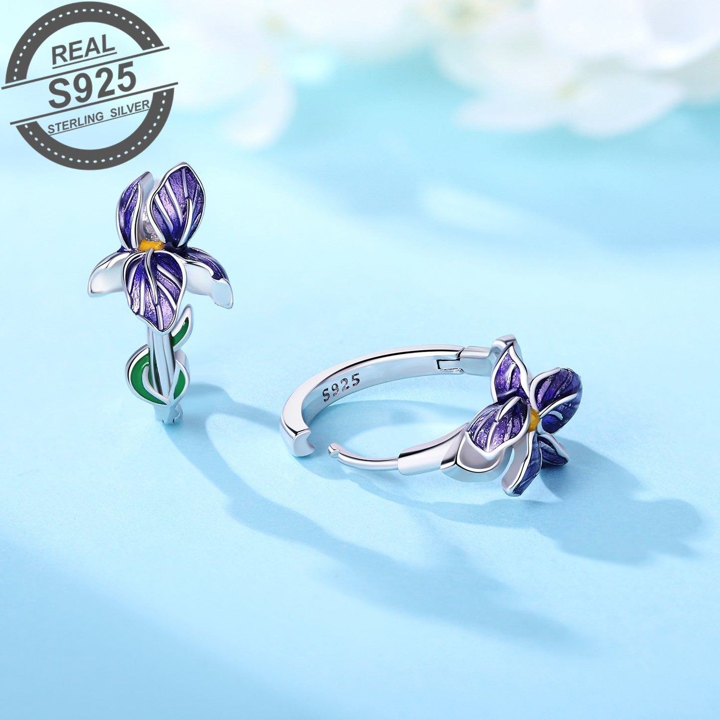 Sintetik tosh bilan bezatilgan Sterling Silver Iris Flower Ear Cuff, qishloq uslubidagi preppy ko'rinish uchun mukammal. Sport va festival kiyimlari uchun ideal, bu nafis buyum ayollar uchun ajoyib Rojdestvo sovg'asi bo'ladi.