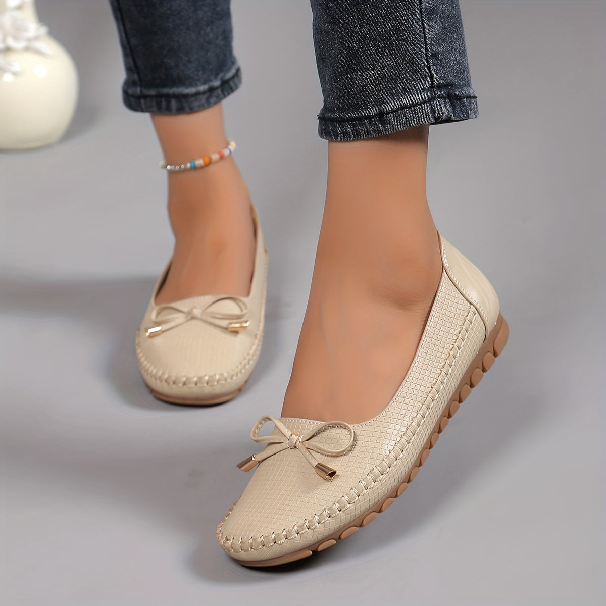 Women's bow flat shoes with solid color and soft soles, ideal for casual and comfortable everyday wear. Stylish and lightweight.