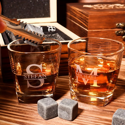 Set of 4 personalized whiskey glasses with wooden box, ideal for gifts such as groomsmen, best man, father, boyfriend, or bachelor party.