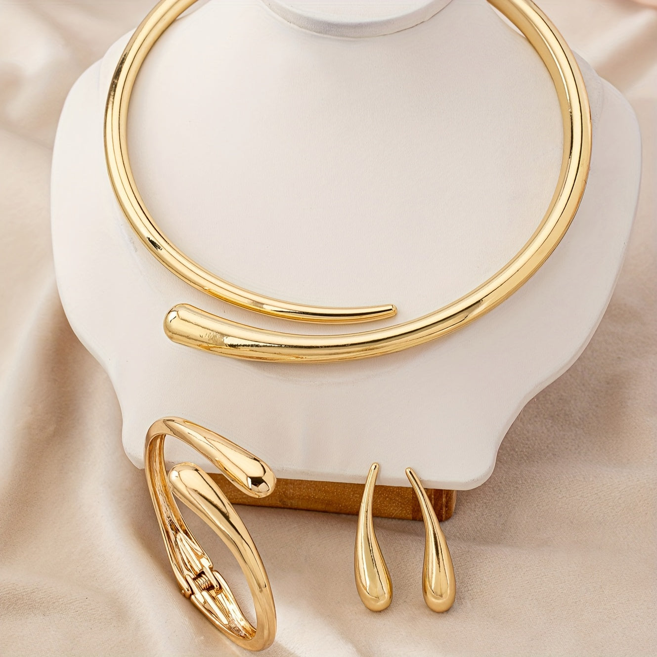 Set of 4 European and American style fashion accessories: simple, unique water drop earrings and smooth geometric collar necklace paired with a round bracelet.