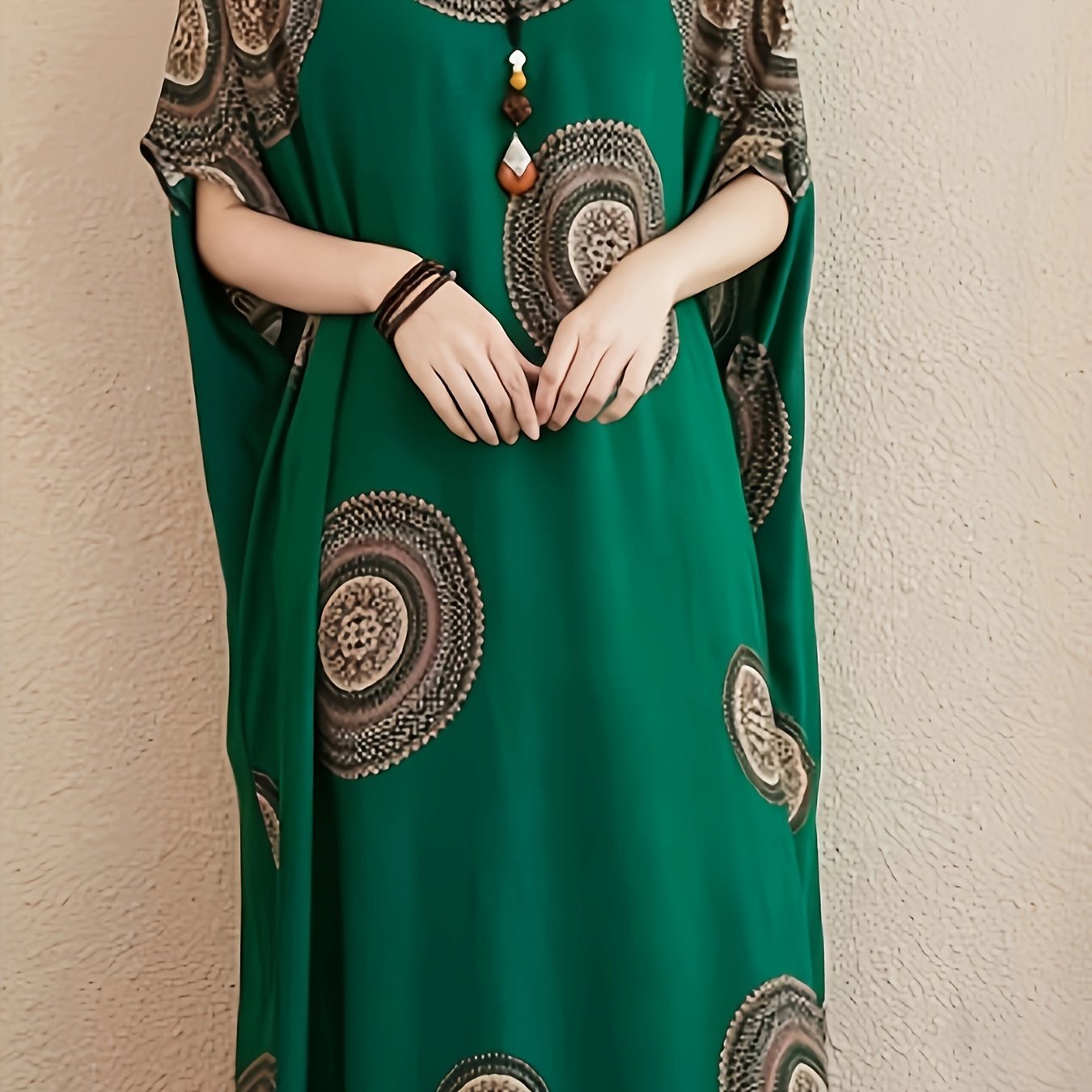 Bohemian style maxi dress in plus size with V-neck and pockets. Made of woven rayon viscose fabric with slight stretch, perfect for vacation wear all year round.