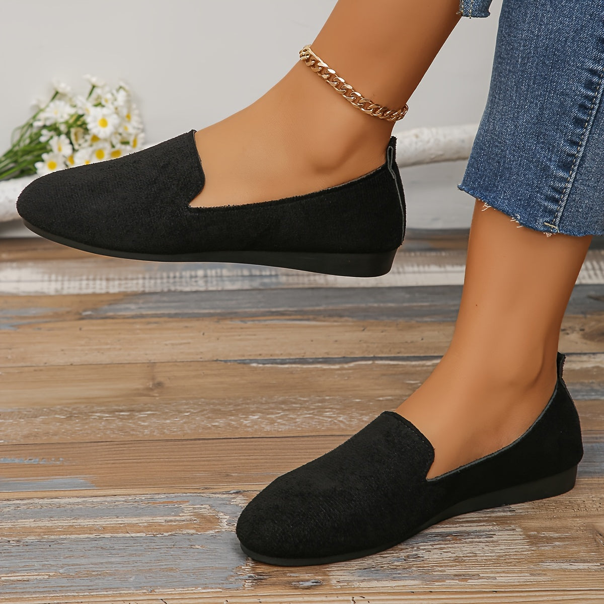 Women's lightweight solid color flat shoes with soft sole, ideal for work and daily wear.