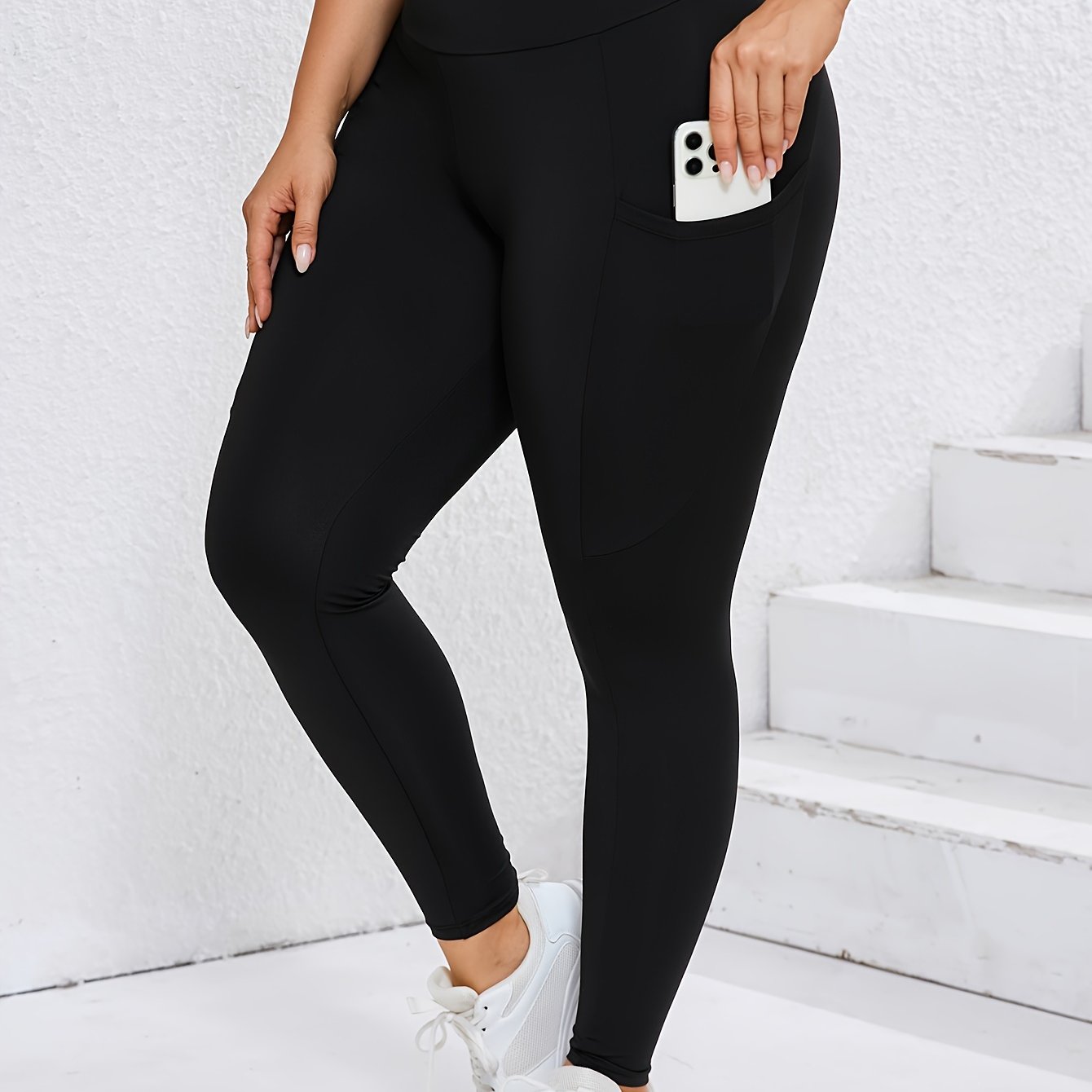 Stylish plus-size leggings with side pockets, made of stretch polyester and elastane blend, solid color, machine washable - perfect for all seasons.