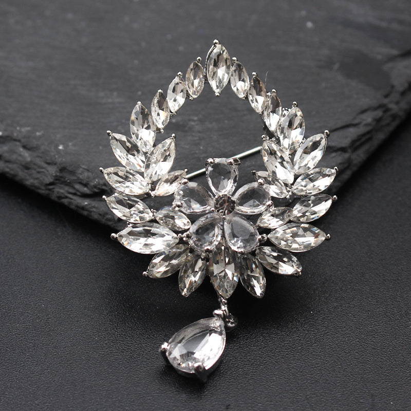 Brooch with Vintage Style Rhinestone Garland, Pendant with Elegant Irregular Shape, Fashionable and Creative Design Accessory