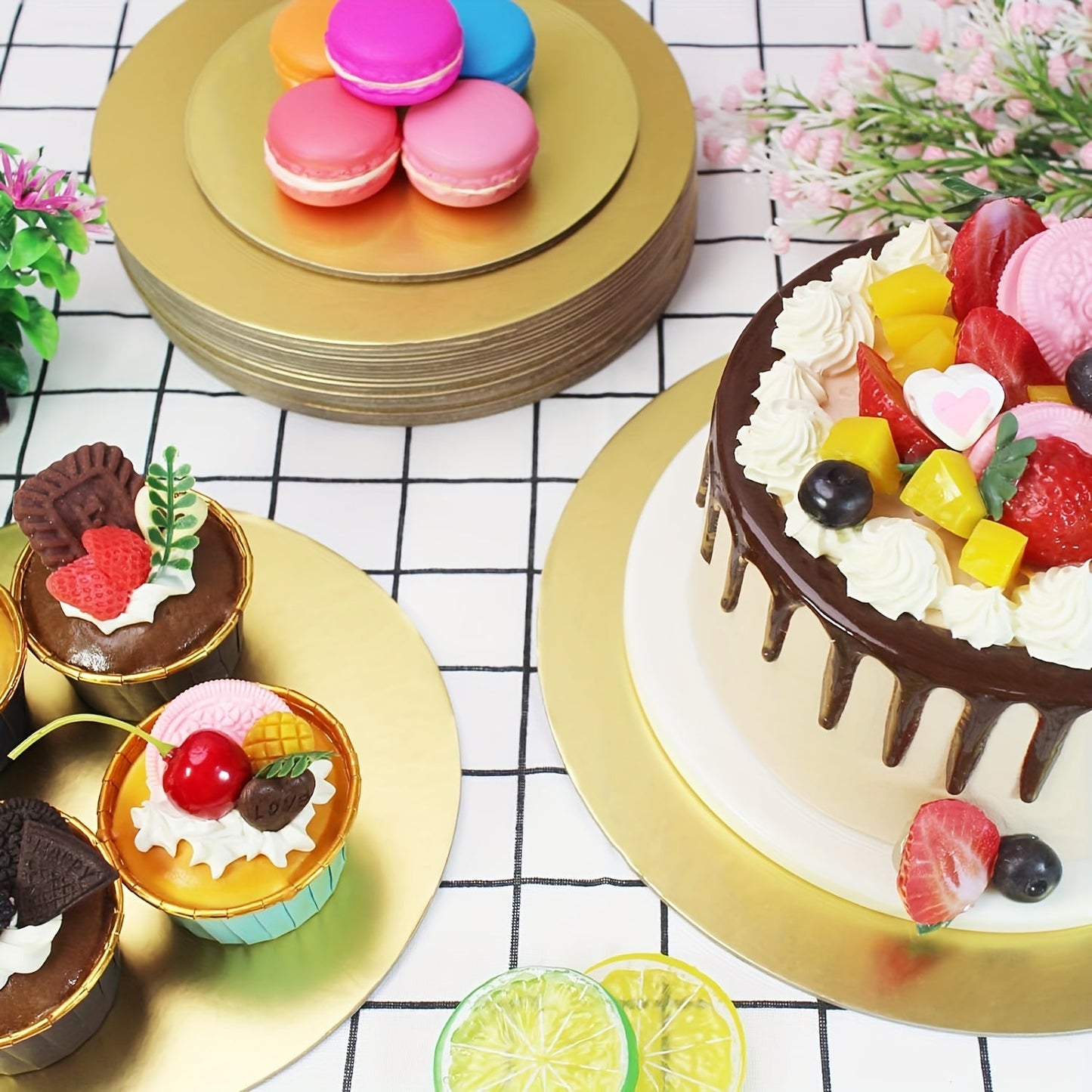 10 pieces of Golden Cake Boards, Circular Disposable Cake Base with Grease-Proof and Food-Grade Surface. Ideal for New Year's, Wedding, Birthday Parties, as well as Cake, Dessert, Pizza decorating and exhibitions.